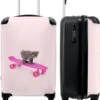 NoBoringSuitcases.com® Kinderkoffer - Handbagage Kinderen - Kitten - Skateboard - Roze - Meisjes - Kinderen - Trollet Op Wieltjes - Past Binnen 55x40x20 Cm En 55x35x25 Cm - Koffer Meisje