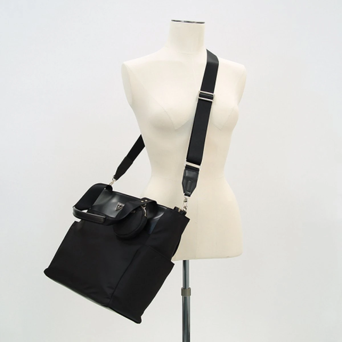 Guess Reistas / Weekendtas - 32 X 44 X 7 Cm - 10 Liter - Eco Gemma - Zwart 12 Guess Reistas / Weekendtas - 32 X 44 X 7 Cm - 10 Liter - Eco Gemma - Zwart - Afbeelding 10