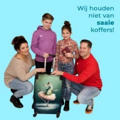 NoBoringSuitcases.com® Koffer Groot - Krokodil - Kroon - Goud - Ballet - Portret - Trolley Koffer Met TSA-slot - Met Wielen - 90 Liter - Reiskoffer - 66 Cm -Beroemde Bagage Winkel 1200x1200 329