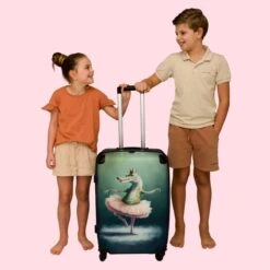 NoBoringSuitcases.com® Koffer Groot - Krokodil - Kroon - Goud - Ballet - Portret - Trolley Koffer Met TSA-slot - Met Wielen - 90 Liter - Reiskoffer - 66 Cm -Beroemde Bagage Winkel 1200x1200 331