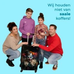 NoBoringSuitcases.com® Koffer Groot - Clown - Hoed - Kraag - Portret - Killer Clown - Trolley Koffer Met TSA-slot - Met Wielen - 90 Liter - Reiskoffer - 66 Cm -Beroemde Bagage Winkel 1200x1200 365