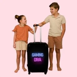NoBoringSuitcases.com® Koffer Groot - Gaming - Quotes - Neon - Gaming Diva - Vrouwen - Trolley Koffer Met TSA-slot - Met Wielen - 90 Liter - Reiskoffer - 66 Cm 16 NoBoringSuitcases.com® Koffer Groot - Gaming - Quotes - Neon - Gaming Diva - Vrouwen - Trolley Koffer Met TSA-slot - Met Wielen - 90 Liter - Reiskoffer - 66 Cm -Beroemde Bagage Winkel 1200x1200 469