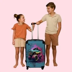 NoBoringSuitcases.com® Koffer Groot - Monstertruck - Verf - Graffiti - Roze - Neon - Trolley Koffer Met TSA-slot - Met Wielen - 90 Liter - Reiskoffer - 66 Cm -Beroemde Bagage Winkel 1200x1200 498