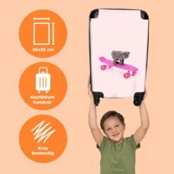 NoBoringSuitcases.com® Kinderkoffer - Handbagage Kinderen - Kitten - Skateboard - Roze - Meisjes - Kinderen - Trollet Op Wieltjes - Past Binnen 55x40x20 Cm En 55x35x25 Cm - Koffer Meisje -Beroemde Bagage Winkel 1200x1200 840