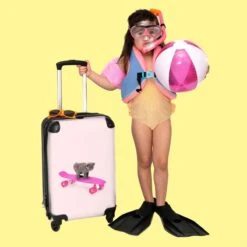 NoBoringSuitcases.com® Kinderkoffer - Handbagage Kinderen - Kitten - Skateboard - Roze - Meisjes - Kinderen - Trollet Op Wieltjes - Past Binnen 55x40x20 Cm En 55x35x25 Cm - Koffer Meisje -Beroemde Bagage Winkel 1200x1200 843