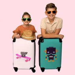 NoBoringSuitcases.com® Kinderkoffer - Handbagage Kinderen - Kitten - Skateboard - Roze - Meisjes - Kinderen - Trollet Op Wieltjes - Past Binnen 55x40x20 Cm En 55x35x25 Cm - Koffer Meisje -Beroemde Bagage Winkel 1200x1200 844