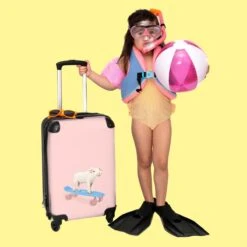 NoBoringSuitcases.com® Kinderkoffer - Trolley Kinderen - Varken - Roze - Skateboard - Kinderen - Meisje - Koffer Dieren - Past Binnen 55x40x20 Cm En 55x35x25 Cm - Reiskoffer Met Wielen -Beroemde Bagage Winkel 1200x1200 866