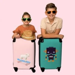 NoBoringSuitcases.com® Kinderkoffer - Trolley Kinderen - Varken - Roze - Skateboard - Kinderen - Meisje - Koffer Dieren - Past Binnen 55x40x20 Cm En 55x35x25 Cm - Reiskoffer Met Wielen -Beroemde Bagage Winkel 1200x1200 867