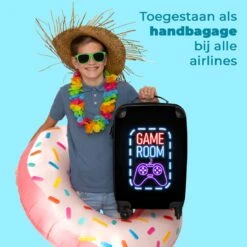 NoBoringSuitcases.com® Koffer - Trolley Op Wieltjes - Neon - Game Room - Tekst - Controller - Zwart - Reiskoffer - Past Binnen 55x40x20 Cm En 55x35x25 Cm - Koffertje - Trolley Handbagage -Beroemde Bagage Winkel 1200x1200 882