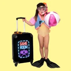 NoBoringSuitcases.com® Koffer - Trolley Op Wieltjes - Neon - Game Room - Tekst - Controller - Zwart - Reiskoffer - Past Binnen 55x40x20 Cm En 55x35x25 Cm - Koffertje - Trolley Handbagage -Beroemde Bagage Winkel 1200x1200 883