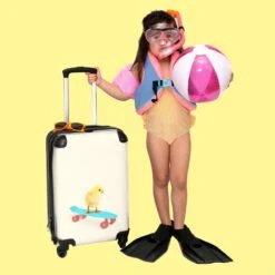 NoBoringSuitcases.com® Kinderkoffer - Trolley Op Wieltjes - Kuiken - Skateboard - Blauw - Kinderen - Dieren - Reiskoffer Kinderen - Past Binnen 55x40x20 Cm En 55x35x25 Cm - Fotokoffer -Beroemde Bagage Winkel 1200x1200 93