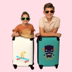 NoBoringSuitcases.com® Kinderkoffer - Trolley Op Wieltjes - Kuiken - Skateboard - Blauw - Kinderen - Dieren - Reiskoffer Kinderen - Past Binnen 55x40x20 Cm En 55x35x25 Cm - Fotokoffer -Beroemde Bagage Winkel 1200x1200 94