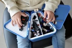 Trunki: TEEBEE Terrance Blauw - Kids Travel Toy Box, Bevat Een Leuk Activiteitenboekje, Kleurpotloden En Stickers, In Doos 15,5x18x18cm, 3+ 12 Trunki: TEEBEE Terrance Blauw - Kids Travel Toy Box, Bevat Een Leuk Activiteitenboekje, Kleurpotloden En Stickers, In Doos 15,5x18x18cm, 3+ -Beroemde Bagage Winkel 1200x800 42