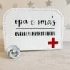 Kinder Koffertje | Opa & Oma Overlevingskoffertje | Logeerkoffer | Kraamcadeau | Baby | Wit | Kinderkoffer 2 Kinder Koffertje | Opa & Oma Overlevingskoffertje | Logeerkoffer | Kraamcadeau | Baby | Wit | Kinderkoffer -Beroemde Bagage Winkel 1200x900 3