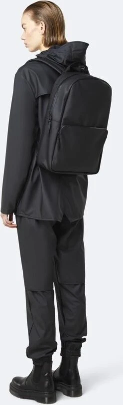 Rains Field Bag Rugzak Unisex - Black - One Size -Beroemde Bagage Winkel 367x1200 3