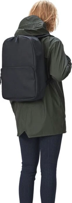 Rains Field Bag Rugzak Unisex - Black - One Size -Beroemde Bagage Winkel 427x1200 1