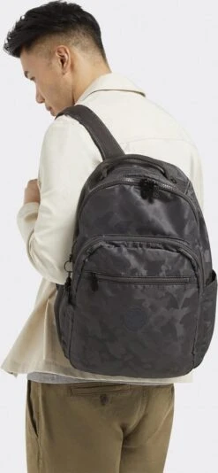 Kipling SEOUL Rugzak, 27 Liter, 15 Inch Laptopvak - Signature Emb -Beroemde Bagage Winkel 555x1200 1