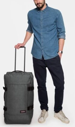 Eastpak TRANVERZ M Reiskoffer (67 X 35.5 X 30 Cm) - Black Denim -Beroemde Bagage Winkel 706x1200 1