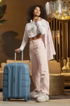 ©TROLLEYZ - Paris No.5 - Reiskoffer - 78cm Met TSA Slot - Dubbele Wielen - 360° Spinners - 100% Polypropyleen - Reiskoffer In Ice Blue -Beroemde Bagage Winkel 800x1200