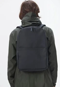 Rains Field Bag Rugzak Unisex - Black - One Size -Beroemde Bagage Winkel 835x1200 5