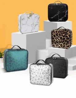 Merkloos Beautycase Groen Met Lijnen - Make Up Koffer Dames – Makeup Organizer – Tas Voor Cosmetica – Reis Toilettas – Groen Met Lijnen -Beroemde Bagage Winkel 931x1200 4