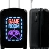 NoBoringSuitcases.com® Koffer - Trolley Op Wieltjes - Neon - Game Room - Tekst - Controller - Zwart - Reiskoffer - Past Binnen 55x40x20 Cm En 55x35x25 Cm - Koffertje - Trolley Handbagage -Beroemde Bagage Winkel 978x1200 6